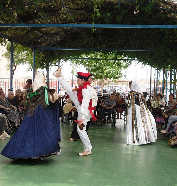 Mayores de las residencias de San Basilio y Obispo Azagra disfrutan del Festival Internacional de Folklore en el Mediterráneo - 2, Foto 2