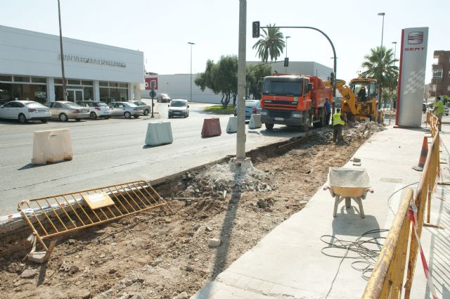 Nueva acera frente a los concesionarios de coches de la avenida Juan Carlos I - 1, Foto 1
