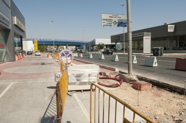 Nueva acera frente a los concesionarios de coches de la avenida Juan Carlos I - 2, Foto 2