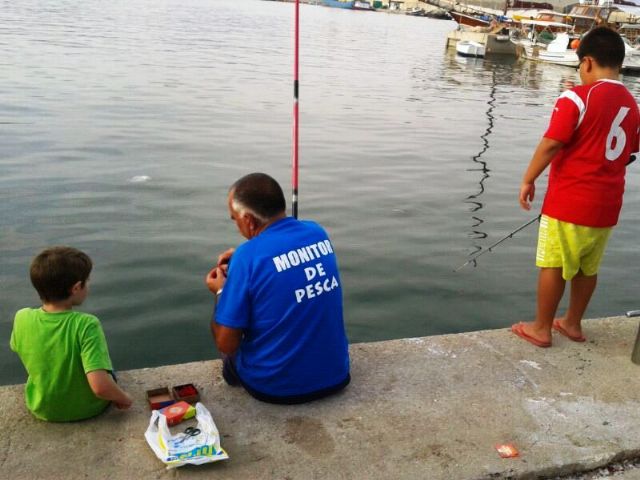 40 niños se inician en la pesca con caña gracias al Club de Pesca de Puerto de Mazarrón, Foto 2