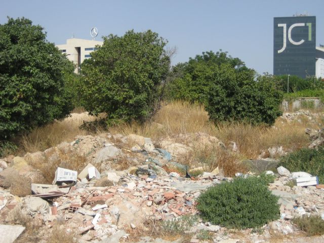 El Grupo Socialista denuncia que un año después continúan las escombreras junto al centro JC1 - 2, Foto 2