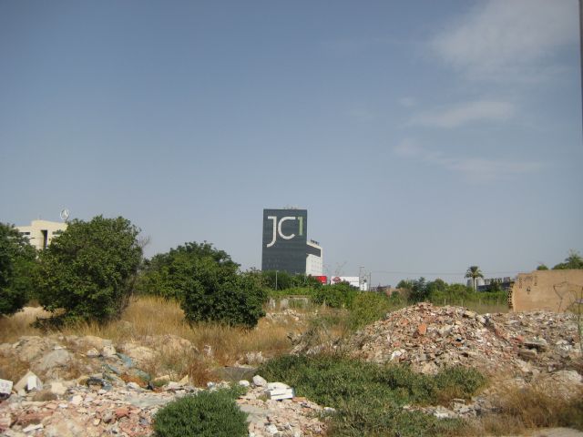 El Grupo Socialista denuncia que un año después continúan las escombreras junto al centro JC1 - 3, Foto 3