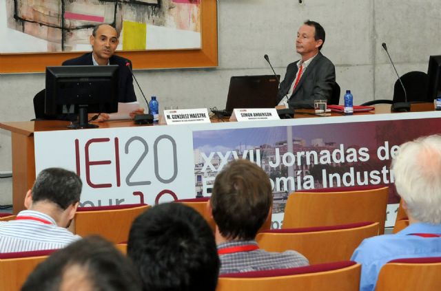 Las Jornadas de Economía Industrial premian al profesor José Espín - 1, Foto 1