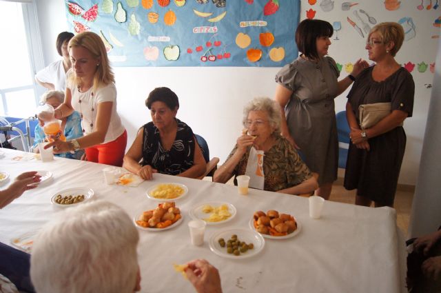 Users of the Day Centre Day Care Service held a luncheon Alzheimer totanero, Foto 1