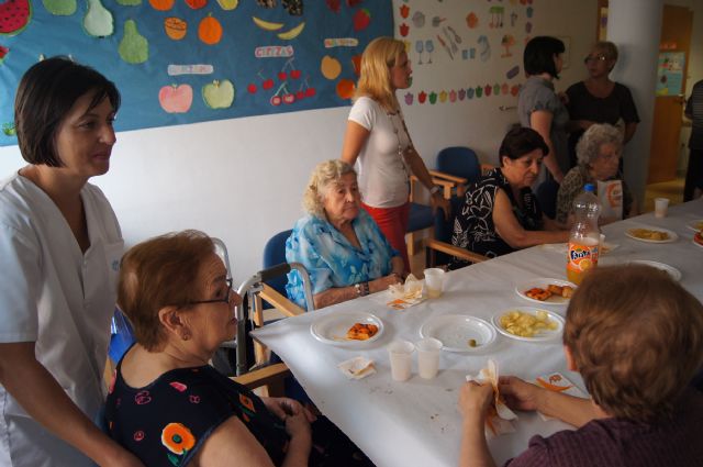 Los usuarios del Centro de Día del Servicio de Estancias Diurnas de Alzheimer celebran un almuerzo totanero - 3, Foto 3