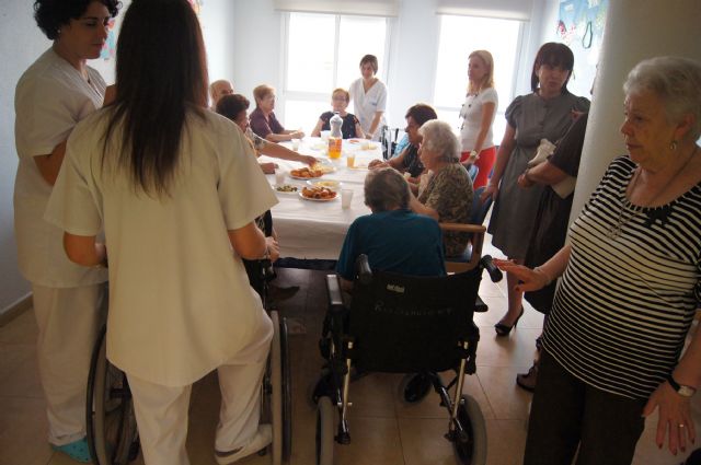 Los usuarios del Centro de Día del Servicio de Estancias Diurnas de Alzheimer celebran un almuerzo totanero, Foto 4