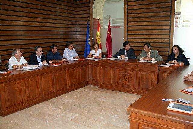 Reunión del consejero de Obras Públicas y el alc aldede Campos del Río - 2, Foto 2