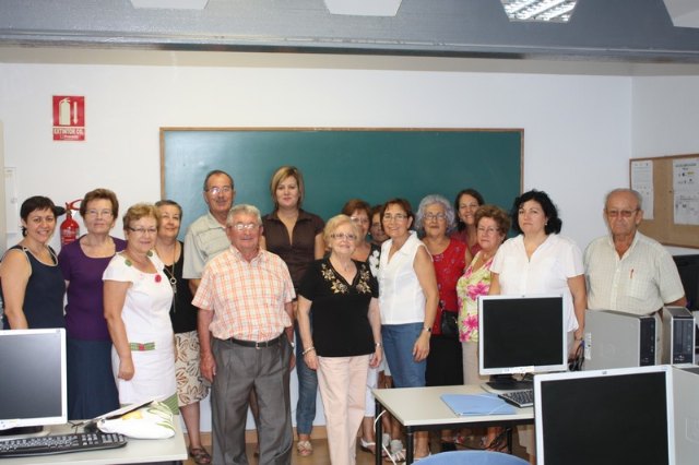 El Ayuntamiento de Torre-Pacheco acerca a los mayores al mundo de internet y la informática a través de un curso - 1, Foto 1