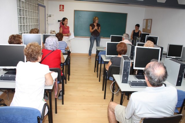 El Ayuntamiento de Torre-Pacheco acerca a los mayores al mundo de internet y la informática a través de un curso - 2, Foto 2