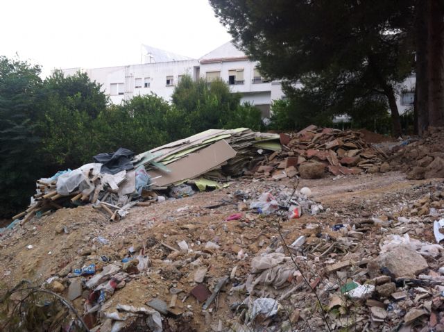 IU-Verdes denuncia un vertido ilegal de escombros en Santo Ángel - 2, Foto 2
