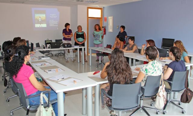 Más de una veintena de mujeres se forman en Tecnologías de la Información y la Comunicación en Puerto Lumbreras - 1, Foto 1