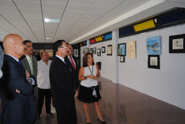 El delegado del Gobierno visita las exposiciones de pintura y cerámica de los reclusos de los centros Murcia I y Murcia II - 1, Foto 1