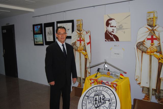 El delegado del Gobierno visita las exposiciones de pintura y cerámica de los reclusos de los centros Murcia I y Murcia II - 2, Foto 2