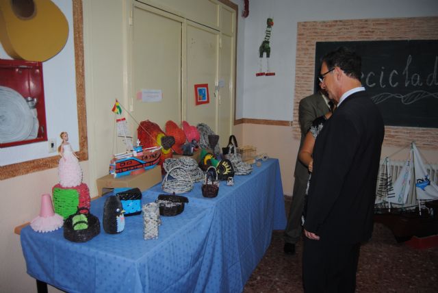 El delegado del Gobierno visita las exposiciones de pintura y cerámica de los reclusos de los centros Murcia I y Murcia II - 3, Foto 3
