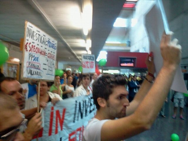 JSRM protesta ante Ballesta y Cobacho contra los recortes durante el acto de apertura del curso universitario - 2, Foto 2