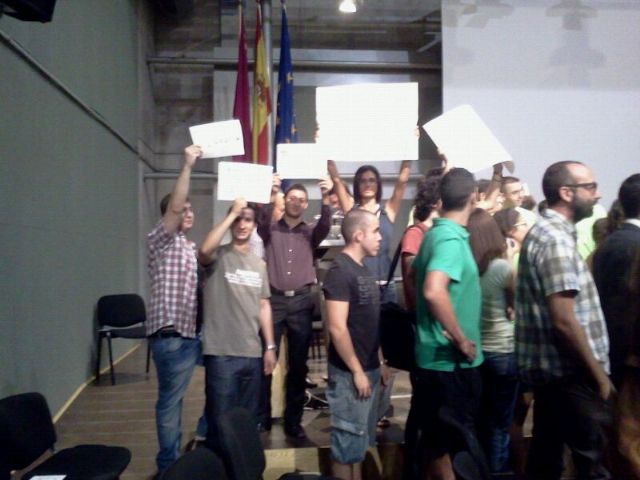 JSRM protesta ante Ballesta y Cobacho contra los recortes durante el acto de apertura del curso universitario - 4, Foto 4