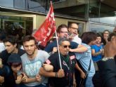 JSRM protesta ante Ballesta y Cobacho contra los recortes durante el acto de apertura del curso universitario