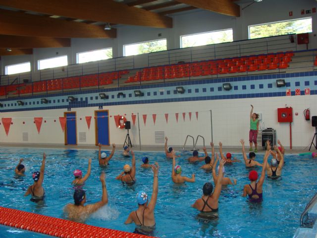 25 personas se lo pasan en grande en la piscina de San Antonio con el Aquaeróbic de los Juegos - 1, Foto 1