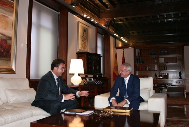 El presidente de la Comunidad recibió hoy al presidente del Parlamento de Extremadura y presidente de la CALRE - 1, Foto 1