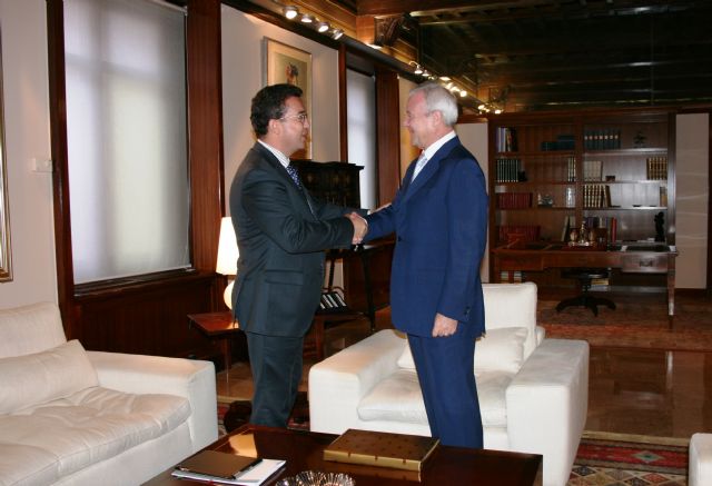 El presidente de la Comunidad recibió hoy al presidente del Parlamento de Extremadura y presidente de la CALRE - 2, Foto 2