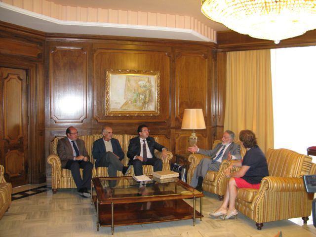 El presidente de la Asamblea de Extremadura elogia la figura del presidente Celdrán - 1, Foto 1