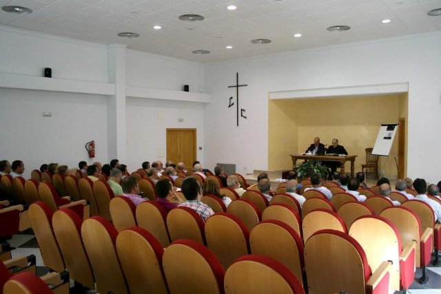 Miembros de la Junta Directiva del Ilustre Cabildo asisten a la comisión plenaria convocada por la delegación episcopal de Hermandades y Cofradías, Foto 2