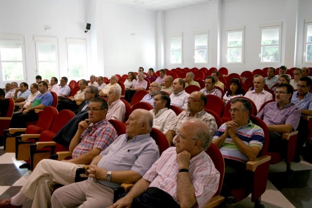Members of the Board of the Illustrious Cabildo attend the committee meeting convened by the delegation of episcopal Fraternities and Brotherhoods, Foto 3