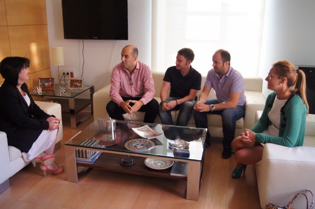 La nueva junta directiva de AEMCO se reúne con la alcaldesa, Foto 1