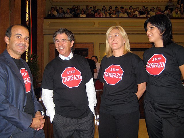 El Grupo Socialista mantiene durante el Pleno su protesta mientras el PP rechaza poner fin al ‘tarifazo’ - 2, Foto 2