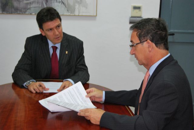 El delegado del Gobierno, Joaquín Bascuñana es recibido por el alcalde de la localidad, Foto 1