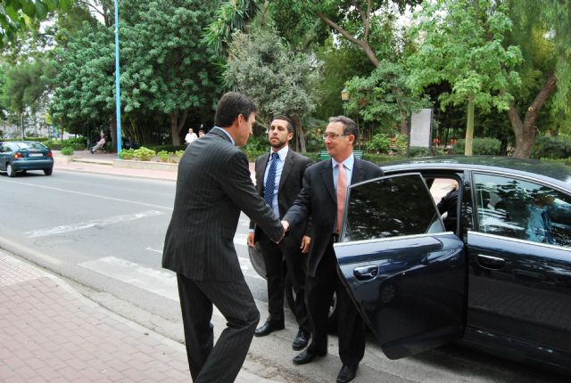 El delegado del Gobierno, Joaqun Bascuñana es recibido por el alcalde de la localidad, Foto 2
