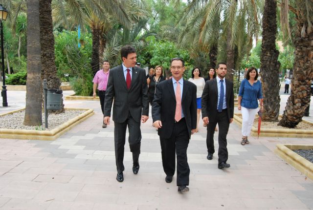 El delegado del Gobierno, Joaqun Bascuñana es recibido por el alcalde de la localidad, Foto 3