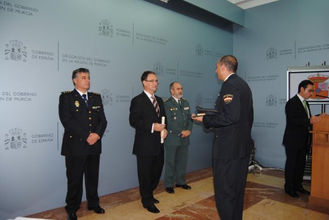 El delegado del Gobierno entrega los títulos de la Orden del Mérito Civil a miembros de Fuerzas y Cuerpos de Seguridad del Estado - 4, Foto 4