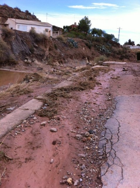 The council carries out the cleaning and adjustment of the areas that have been affected by rain yesterday which recorded a volume of up to 115 liters per square meter when, Foto 3