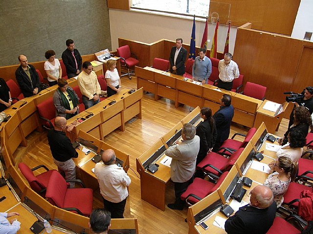 Foto del minuto de silencio realizado por el Pleno del Ayuntamiento de Lorca en recuerdo a los fallecidos por las inundaciones de ayer, Foto 1
