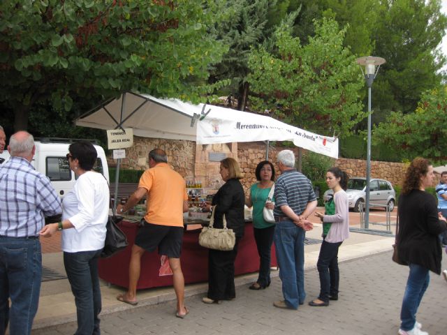 El mercadillo artesano de La Santa se celebró ayer con un gran ambiente de asistentes merced a la buena climatología matinal - 1, Foto 1