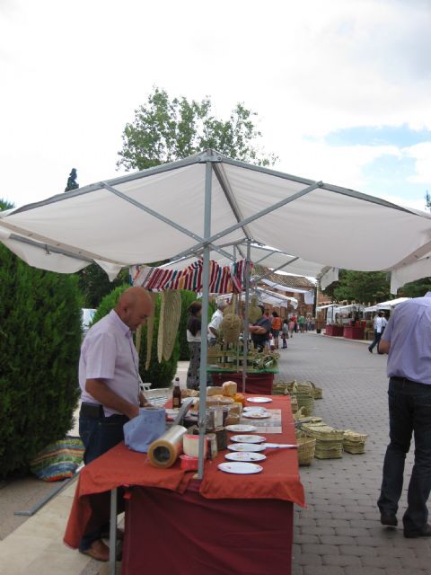El mercadillo artesano de La Santa se celebró ayer con un gran ambiente de asistentes merced a la buena climatología matinal - 2, Foto 2