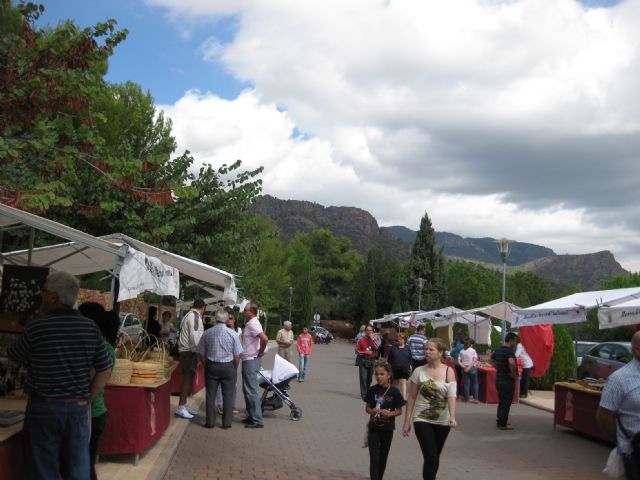 El mercadillo artesano de La Santa se celebró ayer con un gran ambiente de asistentes merced a la buena climatología matinal - 3, Foto 3