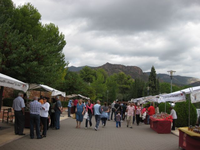El mercadillo artesano de La Santa se celebró ayer con un gran ambiente de asistentes merced a la buena climatología matinal - 4, Foto 4