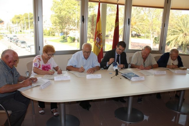 El Ayuntamiento de Torre-Pacheco firma varios convenios de colaboración con los clubes y asociaciones de mayores del término municipal - 1, Foto 1