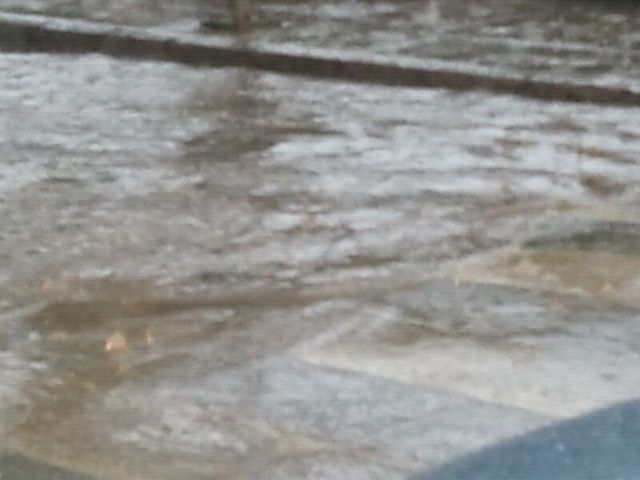 Denuncian el grave problema ocasionado por las aguas fecales en la zona del Hospital por los desbordamientos del alcantarillado con las lluvias - 1, Foto 1