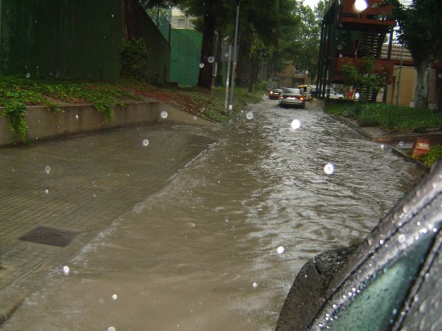 Denuncian el grave problema ocasionado por las aguas fecales en la zona del Hospital por los desbordamientos del alcantarillado con las lluvias - 2, Foto 2