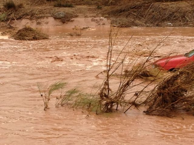 Un agente de la Polica Local logr salvar a un vecino durante las lluvias, atrapado en su coche en tnel de la Estacin de Renfe, Foto 2
