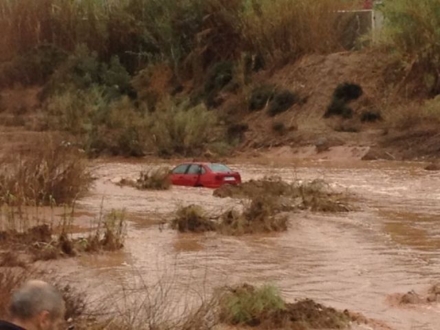 Un agente de la Polica Local logr salvar a un vecino durante las lluvias, atrapado en su coche en tnel de la Estacin de Renfe, Foto 3