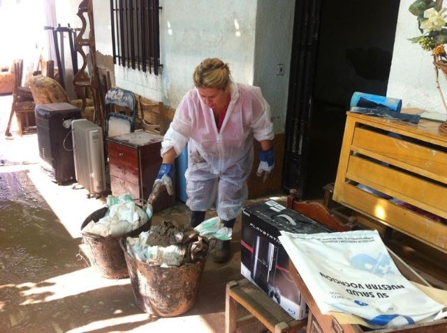 44 voluntarios coordinados por la Concejalía de Juventud trabajan hoy en la recuperación de viviendas dañadas por las inundaciones en La Torrecilla - 1, Foto 1