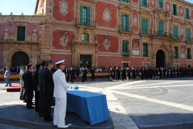 El delegado del Gobierno impone las condecoraciones a los agentes de la Policía Nacional en el día de su festividad - 3, Foto 3