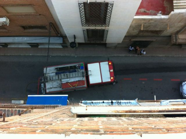 Sofocan un incendio en la azotea de un edificio de cuatro plantas de la calle Juan Antonio Requena, Foto 3