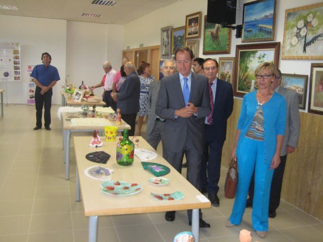 El Alcalde Cámara visita una exposición de artesanía en  el nuevo Centro Social de Mayores de San Antón - 1, Foto 1