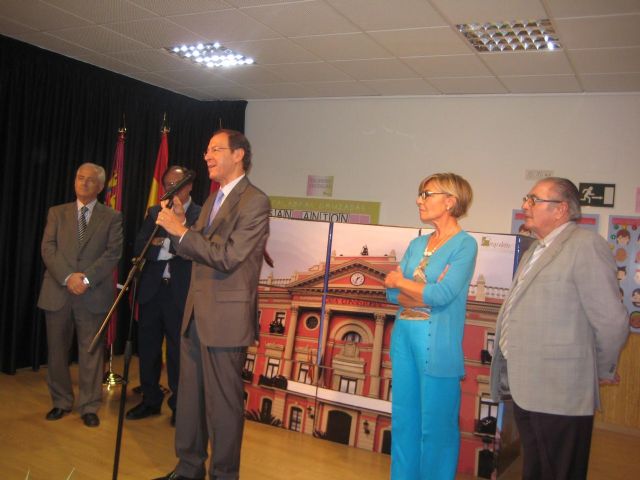 El Alcalde Cámara visita una exposición de artesanía en  el nuevo Centro Social de Mayores de San Antón - 3, Foto 3