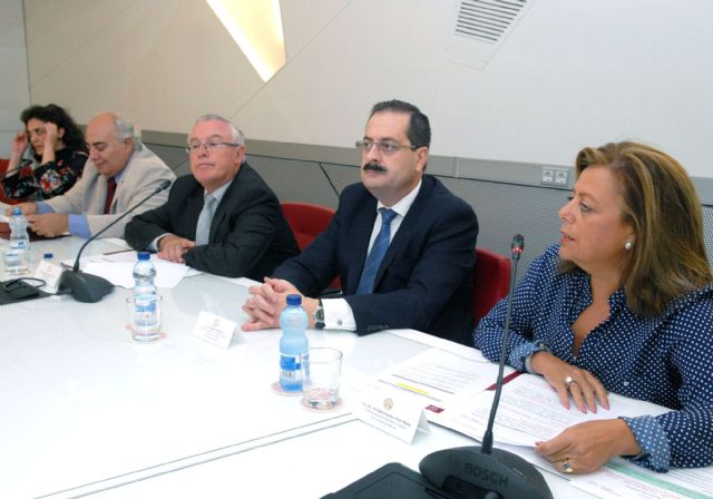 La Universidad de Murcia trabajará con la Fundación Mayores Sin Barreras en la integración de los ancianos - 1, Foto 1